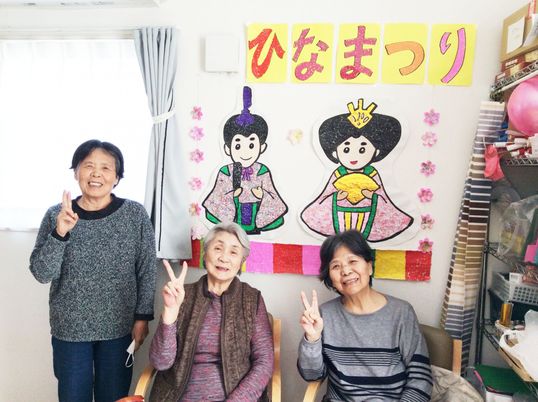 節分の壁飾りと笑顔の人々