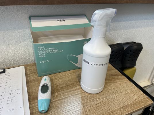 衛生管理用品が並ぶ棚