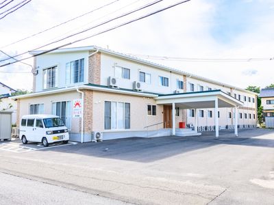 明るい外観の施設