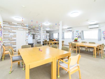 光が差し込む広々食堂