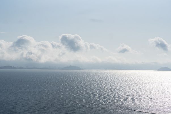 広がる海と雲の風景