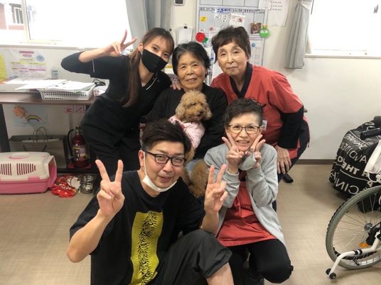 スタッフと利用者の和やかな様子
