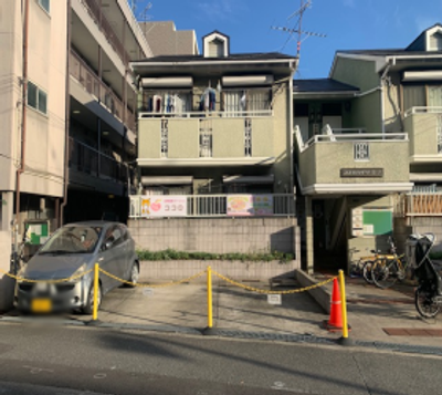閑静な建物の外観