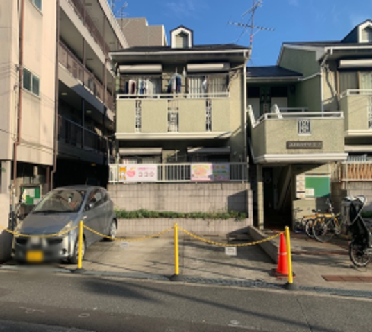 閑静な建物の外観