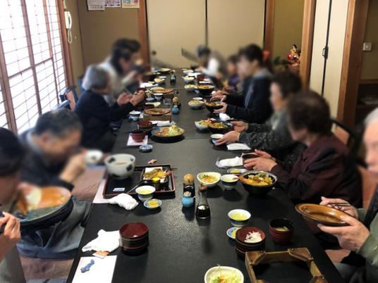 食事風景 ダイニングルーム