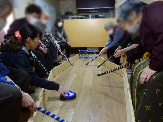 集まる人々の様子