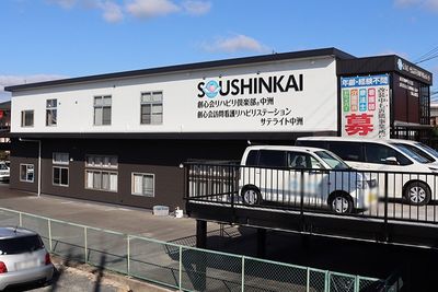 駐車場と建物外観