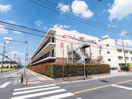 明るい日差しの建物外観