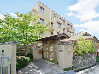 緑ある落ち着いた外観