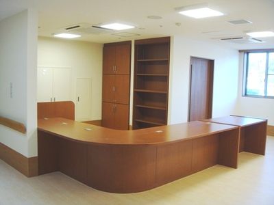 温かみのある受付カウンター