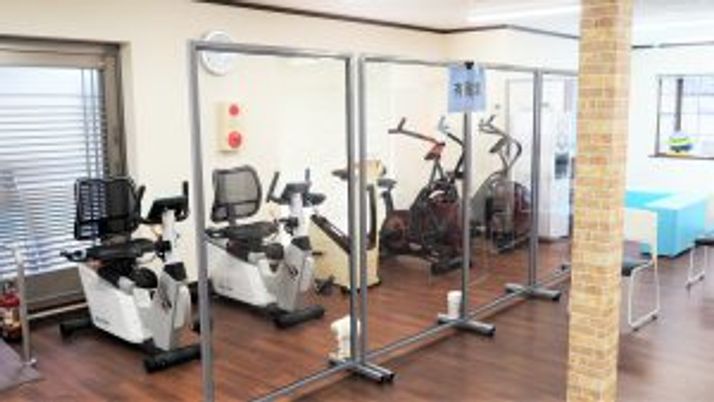 運動器具が並ぶ室内