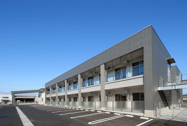 駐車場付きの建物外観
