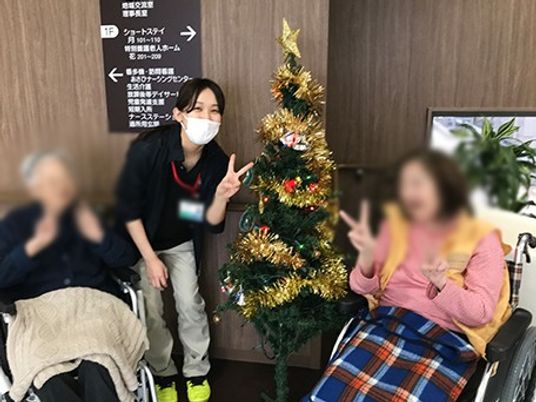 クリスマスツリーと笑顔のスタッフ