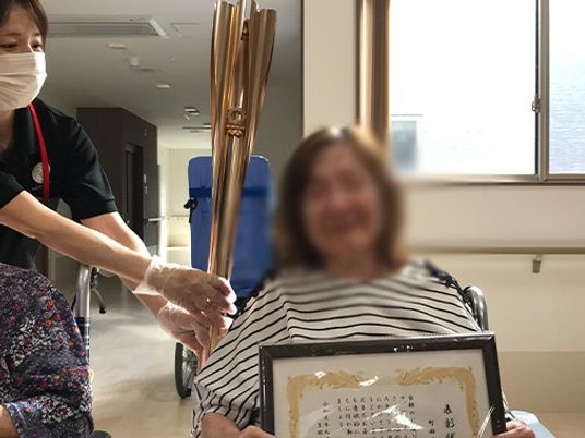 認定証を受け取る様子の部屋