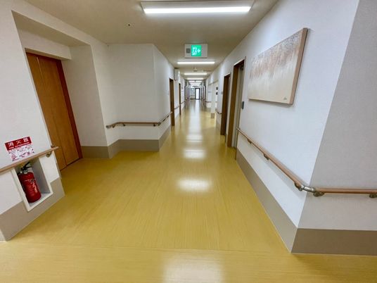 明るく清潔な廊下