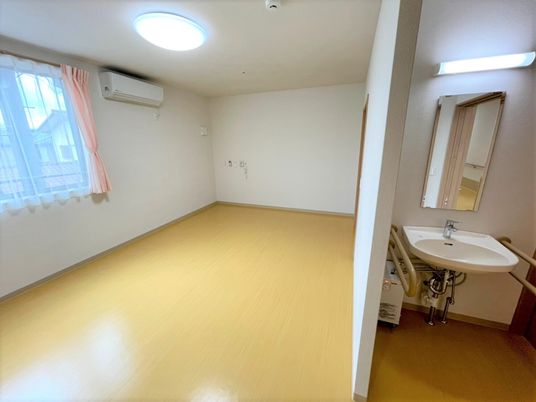 洋室タイプの個室空間