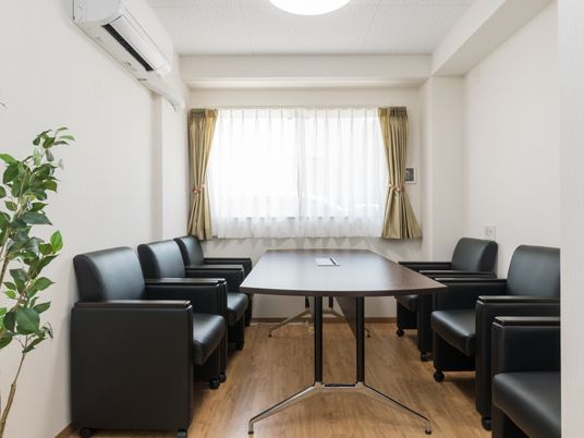 会議用テーブルと椅子の部屋