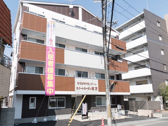 新築っぽい外観の建物