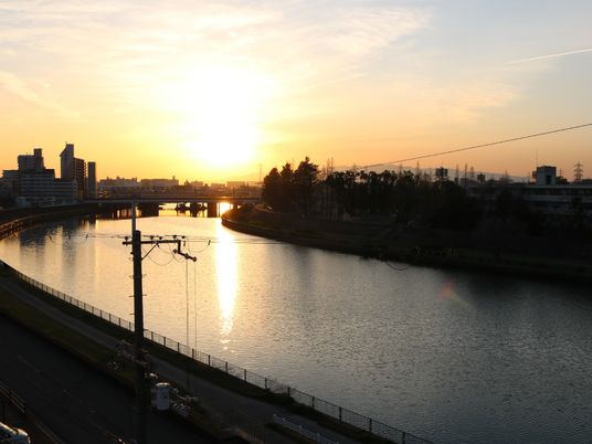 夕日が川面を照らす風景