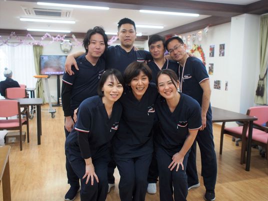笑顔のスタッフ集合写真