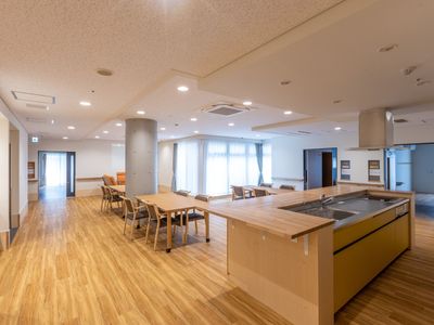 広々とした明るい食堂
