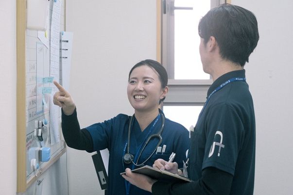 スタッフが業務を話し合う