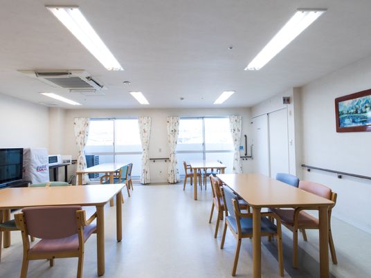 広々とした共有ダイニング