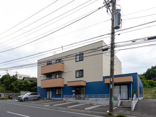 落ち着いた色合いの外観