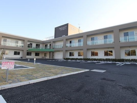広々とした施設の外観
