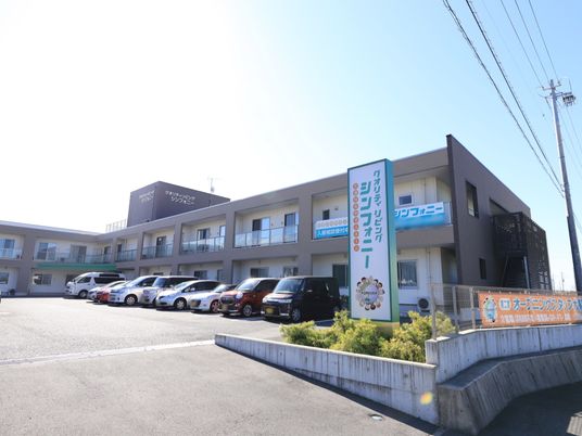 広々とした建物外観
