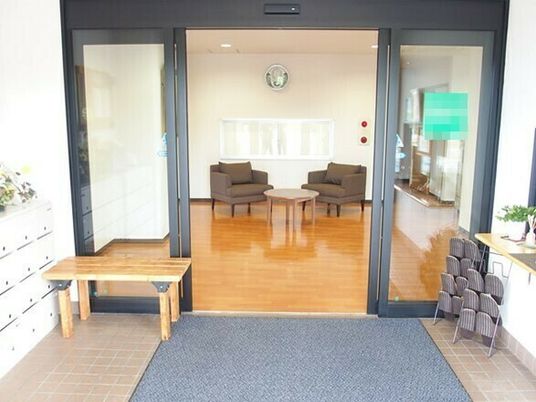 エントランスの開放的な空間