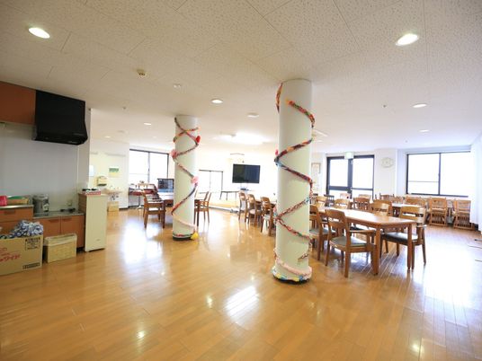 広々とした明るい食堂