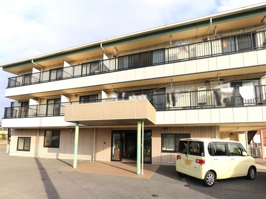 広々とした建物の外観