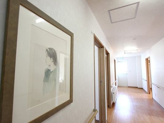 清潔な施設の廊下