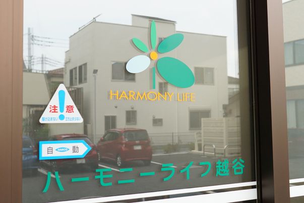 外観を映す窓ガラス