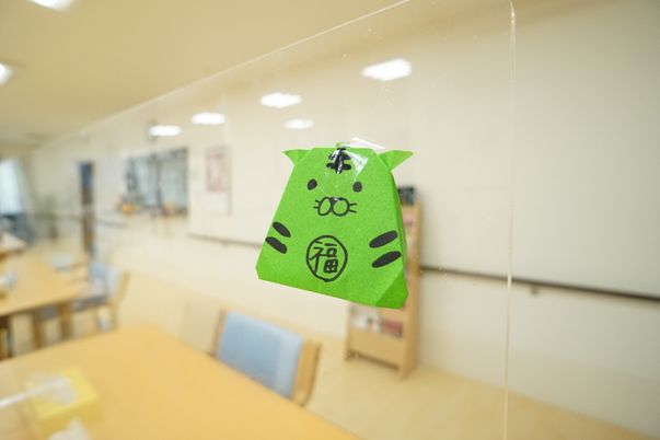 緑の飾り付けの多目的室