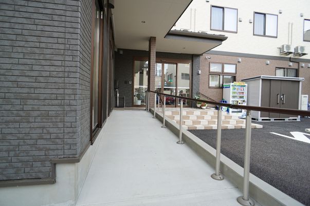 エントランスの広々とした通路