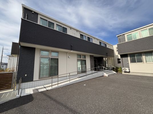 2階建てのモダンな建物外観