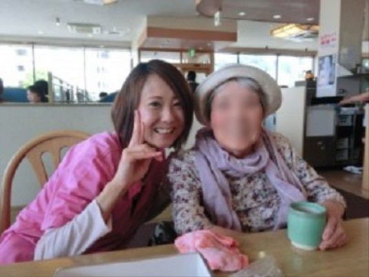 笑顔の職員と利用者