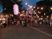 夕暮れ時の賑やかな祭り