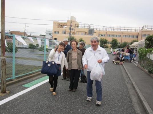 散歩する楽しげな高齢者たち