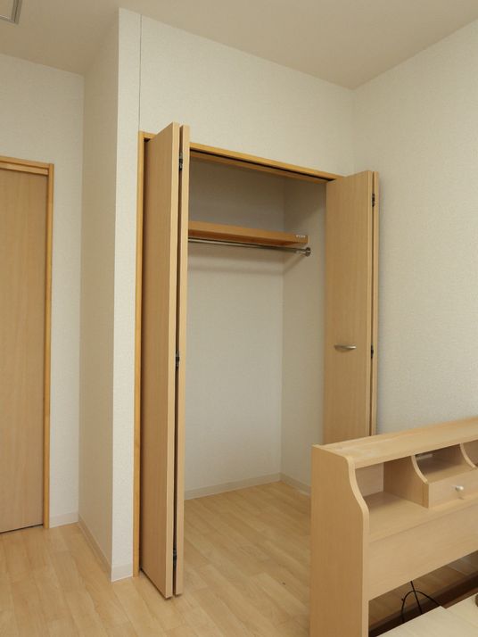 シンプルな居室のクローゼット