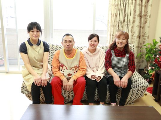 明るいリビングの集合写真