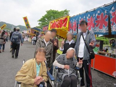 屋外イベント参加の高齢者
