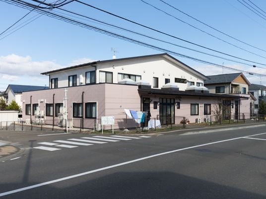 ピンクの壁の建物外観