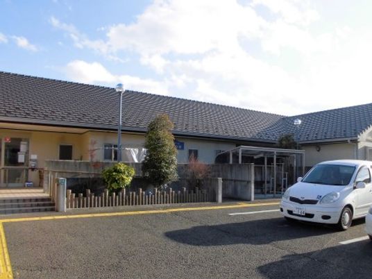 日差しの中の一階建て施設