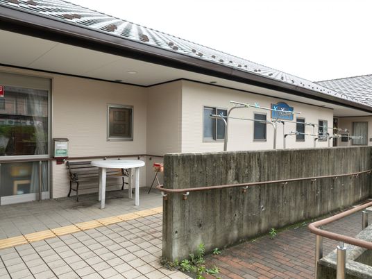 庭と配されたテーブル