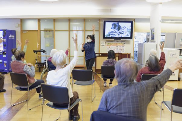 誕生日帽子をかぶる人々
