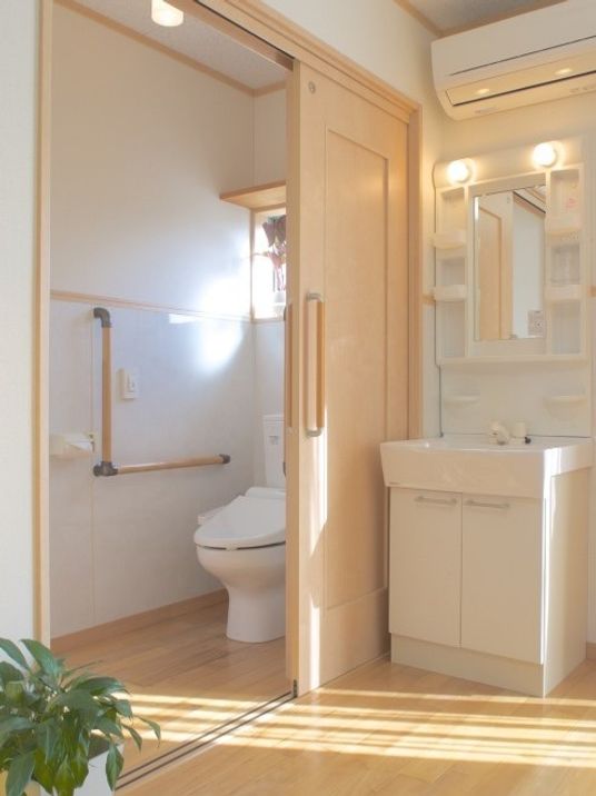 明るいトイレの入口