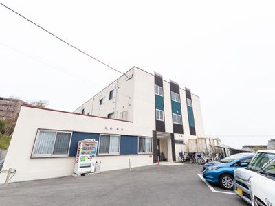 白と青の壁の建物外観